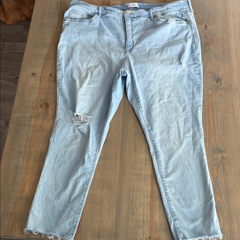 Crown & Ivy Light Blue Cropped Jeans